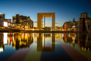 Reflexion de la Grande Arche dans la fontaine monumentale d Agam