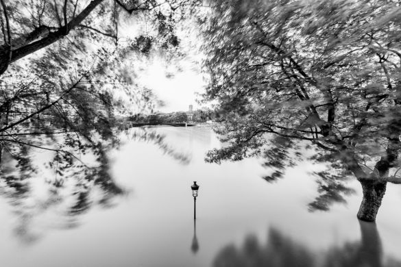 Seine en crue Pointe de l Ile Saint Louis Paris Sebastien Desnoulez - Tirage photographique d'art - Photographie d'art - Une image pour rêver