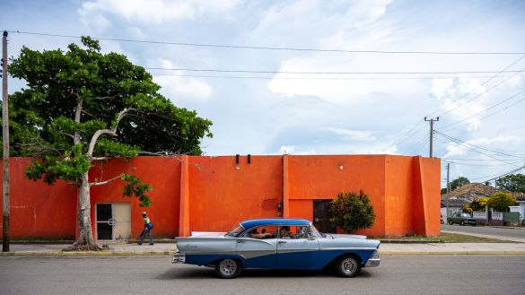 Blue 1958 Ford Fairlane 500 and orange building Varadero Cuba Sebastien Desnoulez - Tirage photographique d'art - Photographie d'art - Une image pour rêver