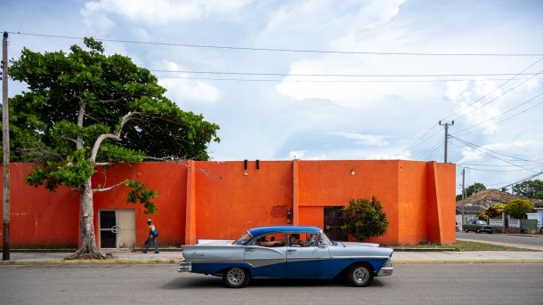 Blue 1958 Ford Fairlane 500 and orange building Varadero Cuba Sebastien Desnoulez - Tirage photographique d'art - Photographie d'art - Une image pour rêver